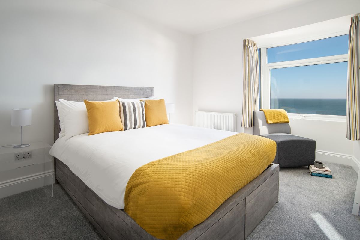 A bedroom with a sea view in one of the 5leys properties